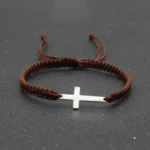 Bracelet tressé marron avec croix en acier inoxydable