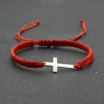 Bracelet tressé rouge avec croix en acier inoxydable