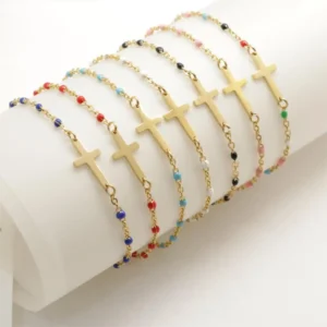 Cross bracelet in gold-plated metal with interlaced coloured pearls